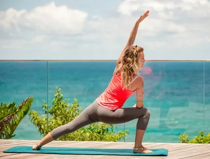Séance de yoga face à la mer à La Toubana Hôtel & Spa, moment de bien-être aux Caraïbes en Guadeloupe.