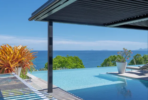 Villa Ayati à La Toubana Hôtel & Spa, piscine entourée de végétation tropicale en Guadeloupe.