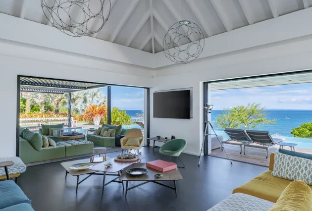Salon lumineux de la villa Ayati à La Toubana Hôtel & Spa, villa de luxe en Guadeloupe.