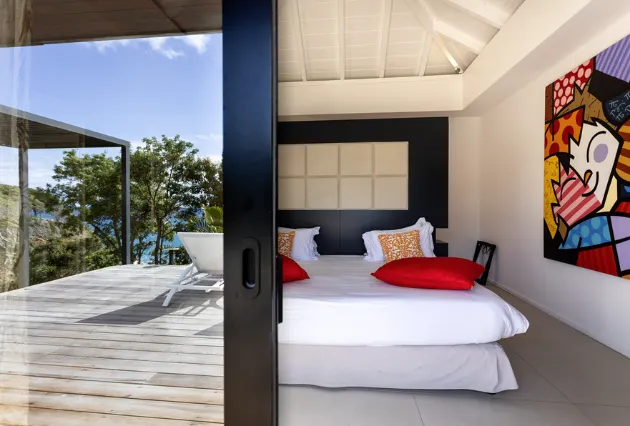 Lit de la villa Ura à La Toubana Hôtel & Spa, chambre de luxe avec vue sur la mer en Guadeloupe.