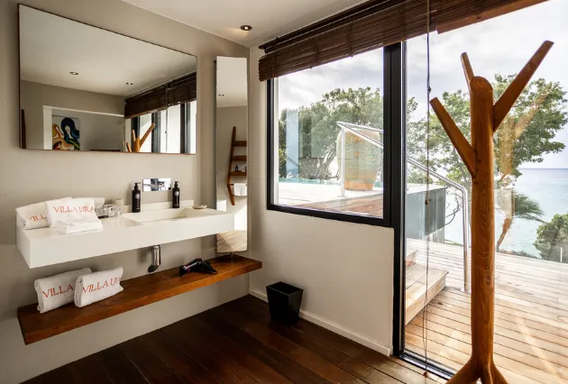 Salle de bain élégante de la villa Ura à La Toubana Hôtel & Spa, avec confort haut de gamme aux Caraïbes.
