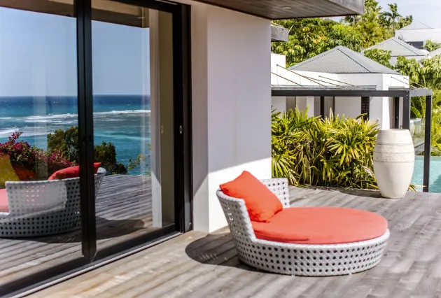 Fauteuil sur la terrasse privée d’une villa de luxe à La Toubana Hôtel & Spa en Guadeloupe.