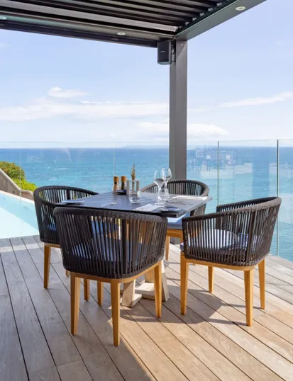 Table du restaurant de La Toubana Hôtel & Spa avec vue panoramique sur la mer des Caraïbes.