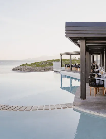 Terrasse avec vue sur la piscine à La Toubana Hôtel & Spa, hôtel de luxe en bord de mer en Guadeloupe.