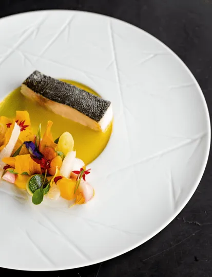 Poisson frais dans une assiette au restaurant de La Toubana Hôtel & Spa, spécialité créole en Guadeloupe.