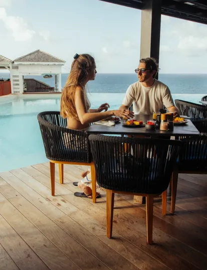 Couple dînant au restaurant de La Toubana Hôtel & Spa, moment romantique en bord de mer en Guadeloupe.