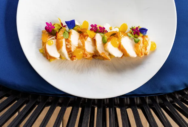 Plat raffiné dressé au restaurant de La Toubana Hôtel & Spa, cuisine créole de luxe en Guadeloupe.