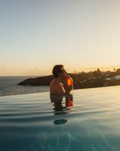 Cocktail exotique servi au bar de La Toubana Hôtel & Spa, rhumerie de luxe en Guadeloupe.
