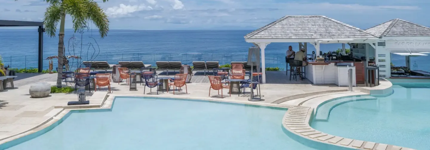 Piscine avec vue mer à La Toubana Hôtel & Spa, hôtel 5 étoiles en Guadeloupe.