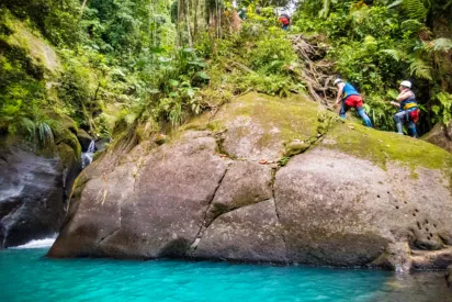 Canyoning et randonnées aquatiques en Guadeloupe avec La Toubana Hôtel & Spa, sensations fortes au cœur de la nature.