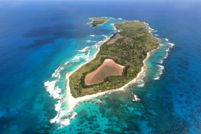 Excursion en catamaran à voile depuis La Toubana Hôtel & Spa vers Petite-Terre, activités nautiques en Guadeloupe.