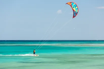 Séance de kitesurf dans le lagon du Gosier en Guadeloupe, sport nautique aux Caraïbes.