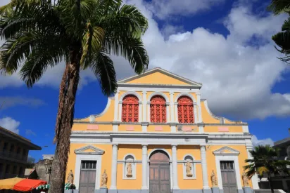 Balade en tuk-tuk à Pointe-à-Pitre, ville d’art et d’histoire en Guadeloupe.