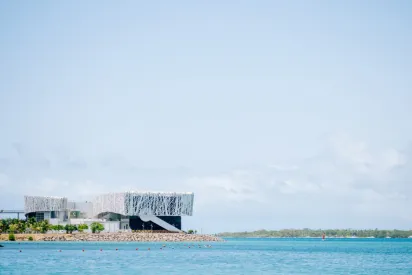 Le Mémorial ACTe en Guadeloupe, centre caribéen de mémoire de la traite et lieu culturel unique.