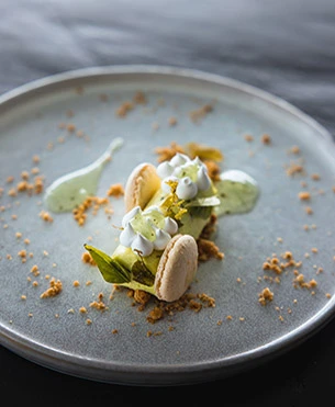 Repas complet au restaurant de La Toubana Hôtel & Spa, cuisine gourmande dans un hôtel de luxe en Guadeloupe.