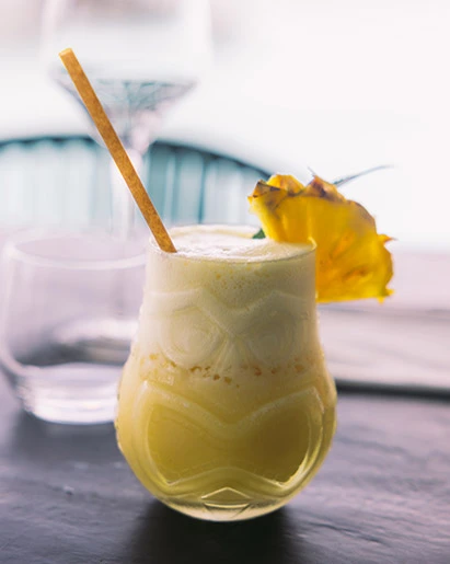 Cocktail fruité à la passion au bar de La Toubana Hôtel & Spa, rhumerie élégante en bord de mer en Guadeloupe.
