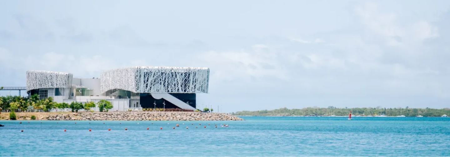 Visite du Mémorial ACTe en Guadeloupe, centre caribéen dédié à la mémoire de la traite et à la culture.