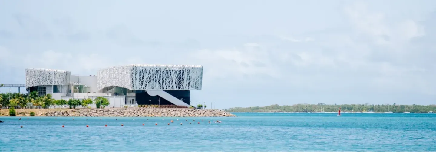 Besuchen Sie das ACTE Memorial in Guadeloupe, einem karibischen Zentrum, das der Erinnerung an den Menschenhandel und der Kultur gewidmet ist.