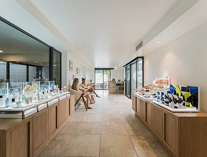 Der Boutique-Bereich Sisley Spa im La Toubana Hotel & Spa auf Guadeloupe bietet Schönheitsprodukte und einen hellen Entspannungsbereich