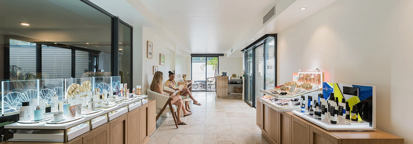 Rezeption im Sisley Spa im La Toubana Hotel & Spa, Theke aus Naturstein und elegantes Dekor mit Produkten von Sisley