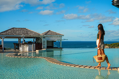 Piscine à débordement surplombant la mer turquoise au spa Sisley de La Toubana Hôtel & Spa en Guadeloupe