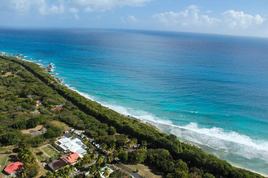 Vue aérienne de la côte sauvage de Guadeloupe le long de la Route de la Pointe des Châteaux