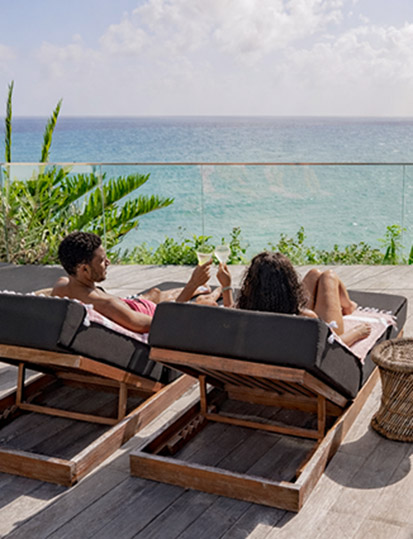 Couple profitant d’un jacuzzi avec coupe de champagne à La Toubana Hôtel & Spa en Guadeloupe