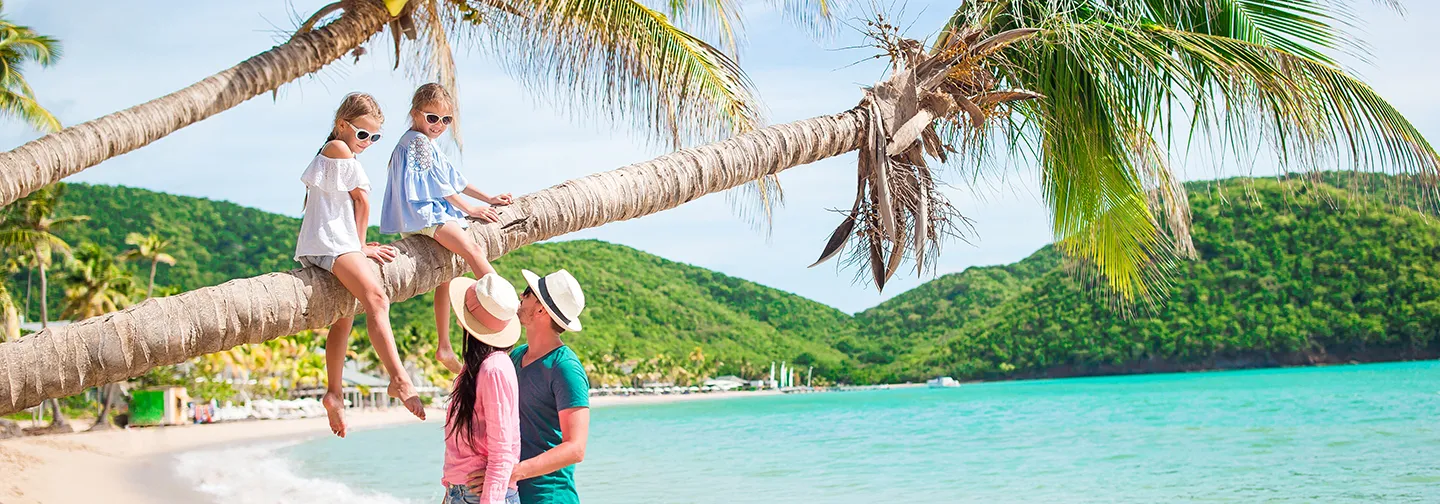 Famille se promenant sur la plage de La Toubana Hôtel & Spa en Guadeloupe