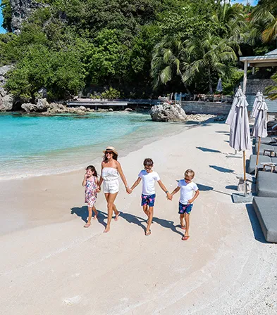 Famille se promenant sur la plage de La Toubana Hôtel & Spa en Guadeloupe