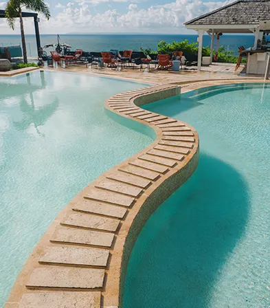 Piscine à débordement avec vue mer à La Toubana Hôtel & Spa en Guadeloupe
