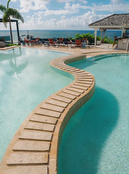 Piscine à débordement avec vue mer à La Toubana Hôtel & Spa en Guadeloupe