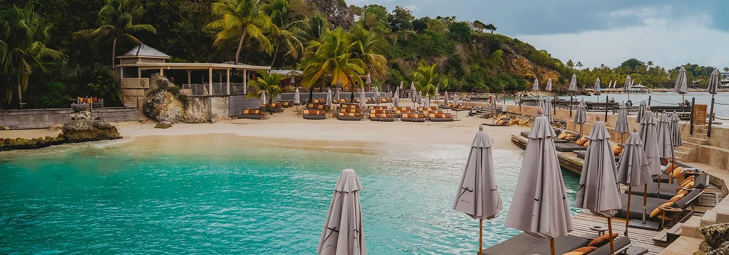 Plage et lagon à La Toubana Hôtel & Spa avec transats et ponton en Guadeloupe