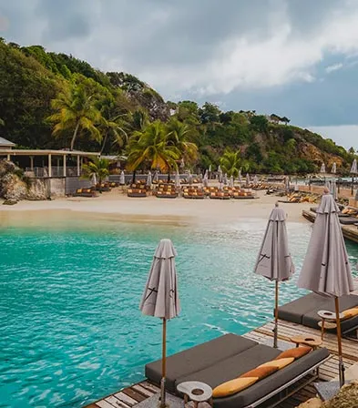Plage et lagon à La Toubana Hôtel & Spa avec transats et ponton en Guadeloupe