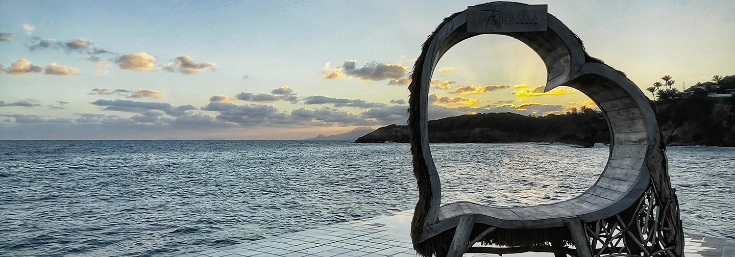 Herzgebäude mit Blick auf das Meer bei Sonnenuntergang im La Toubana Hotel & Spa in Guadeloupe