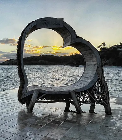 Herzgebäude mit Blick auf das Meer bei Sonnenuntergang im La Toubana Hotel & Spa in Guadeloupe