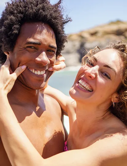 Lächelndes Paar am Meer genießt einen Aufenthalt im La Toubana Hotel & Spa in Guadeloupe