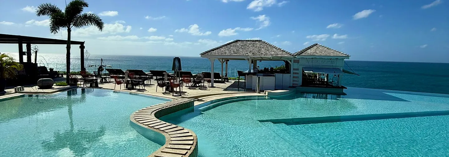Infinity-Pool mit Meerblick und Wasserbar im La Toubana Hotel & Spa auf Guadeloupe