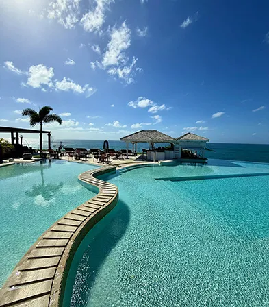Infinity-Pool mit Meerblick und Wasserbar im La Toubana Hotel & Spa auf Guadeloupe