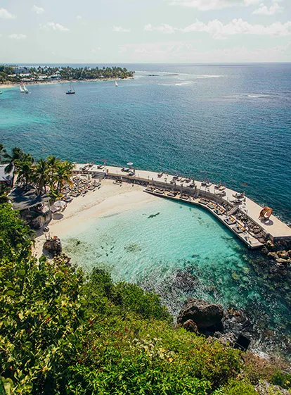 Vue aérienne du lagon et de la plage privée de La Toubana Hôtel & Spa en Guadeloupe