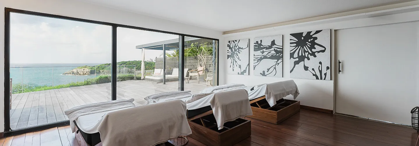 Salle de massage avec terrasse et vue sur la mer au spa de La Toubana Hôtel & Spa en Guadeloupe