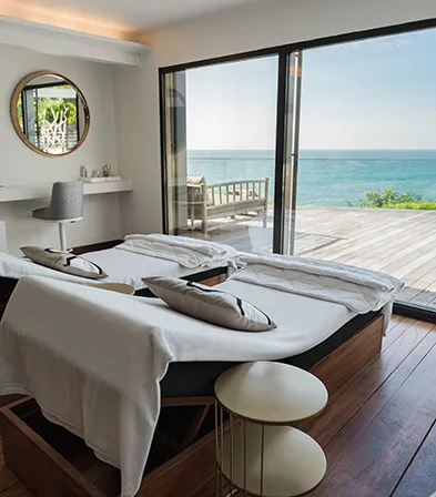 Salle de massage avec terrasse et vue sur la mer au spa de La Toubana Hôtel & Spa en Guadeloupe