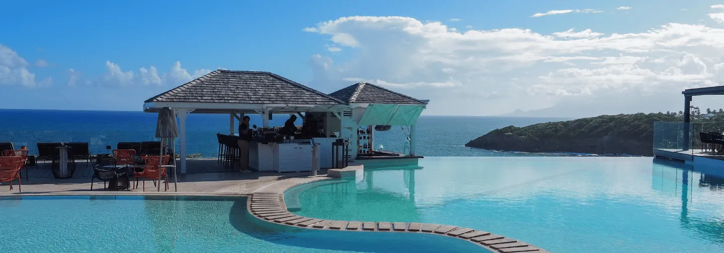 Piscina infinita de La Toubana Hotel & Spa con vistas panorámicas al mar Caribe