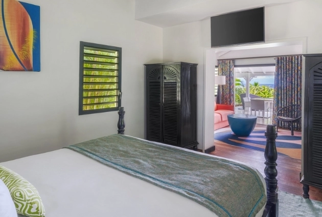Lit du Bungalow Junior Suite Partielle Mer à La Toubana Hôtel & Spa, chambre de luxe avec vue en Guadeloupe.