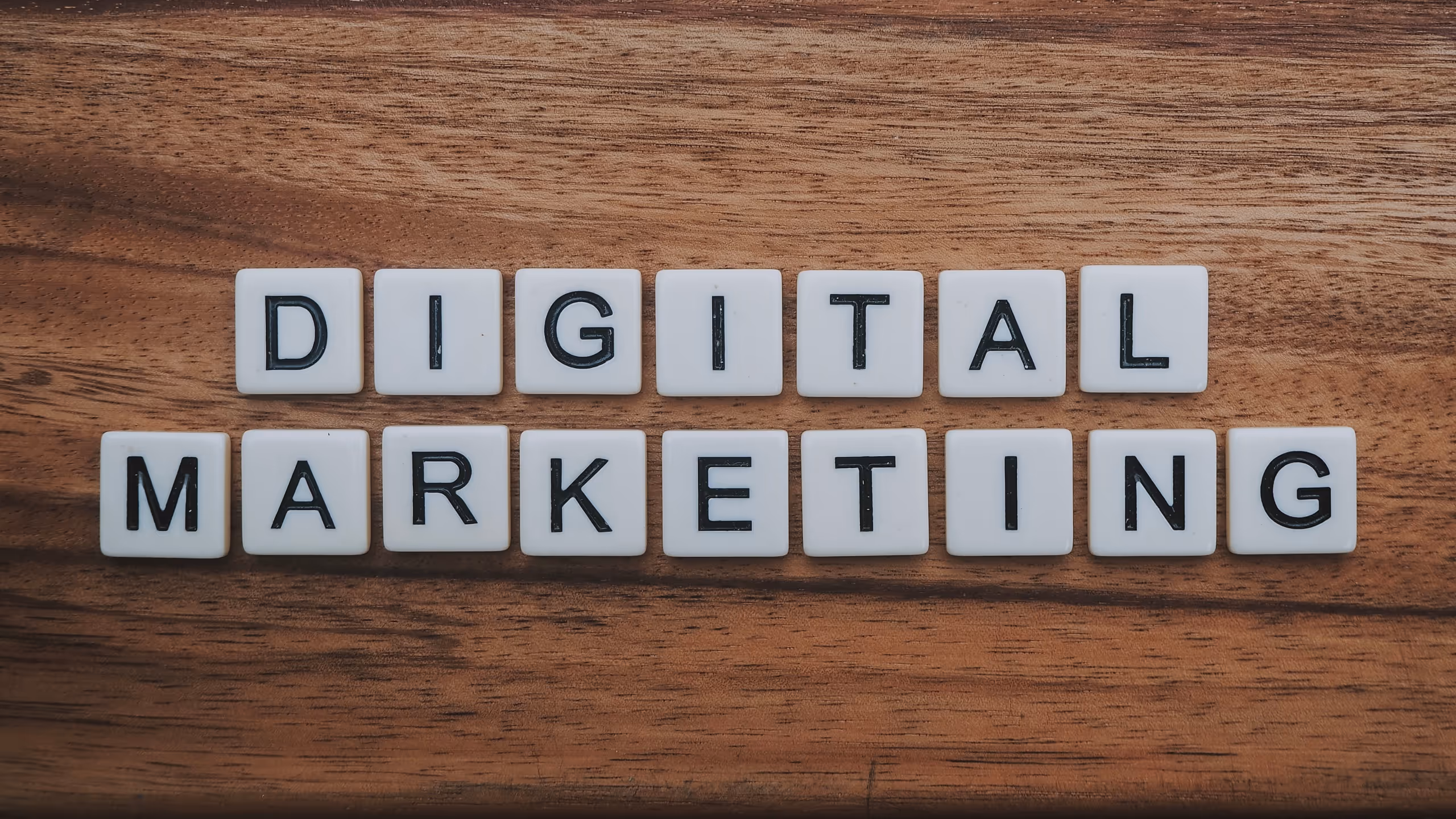 palavras digital marketing escritas com blocos de letras