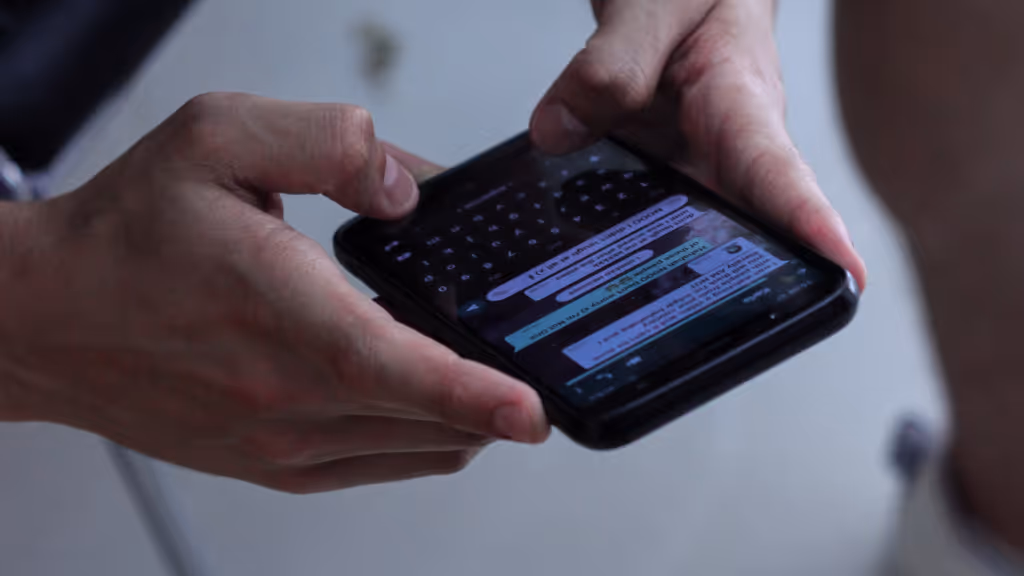 homem digitando mensagem no aplicativo whatsapp business para empresas