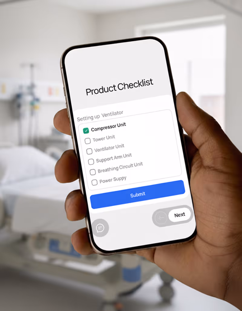 Smartphone in der Hand, auf dem eine Produktcheckliste für die Einrichtung eines Beatmungsgeräts angezeigt wird, bei der die „Compressor Unit“ aktiviert ist und Optionen zum Einreichen oder Weitermachen ausgewählt wurden.