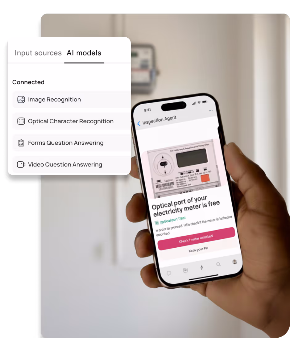 In der Hand haltendes Smartphone wird eine App angezeigt, die prüft, ob der optische Anschluss eines Stromzählers frei ist. In einem Menü werden verbundene KI-Modelle wie Bilderkennung und optische Zeichenerkennung angezeigt.