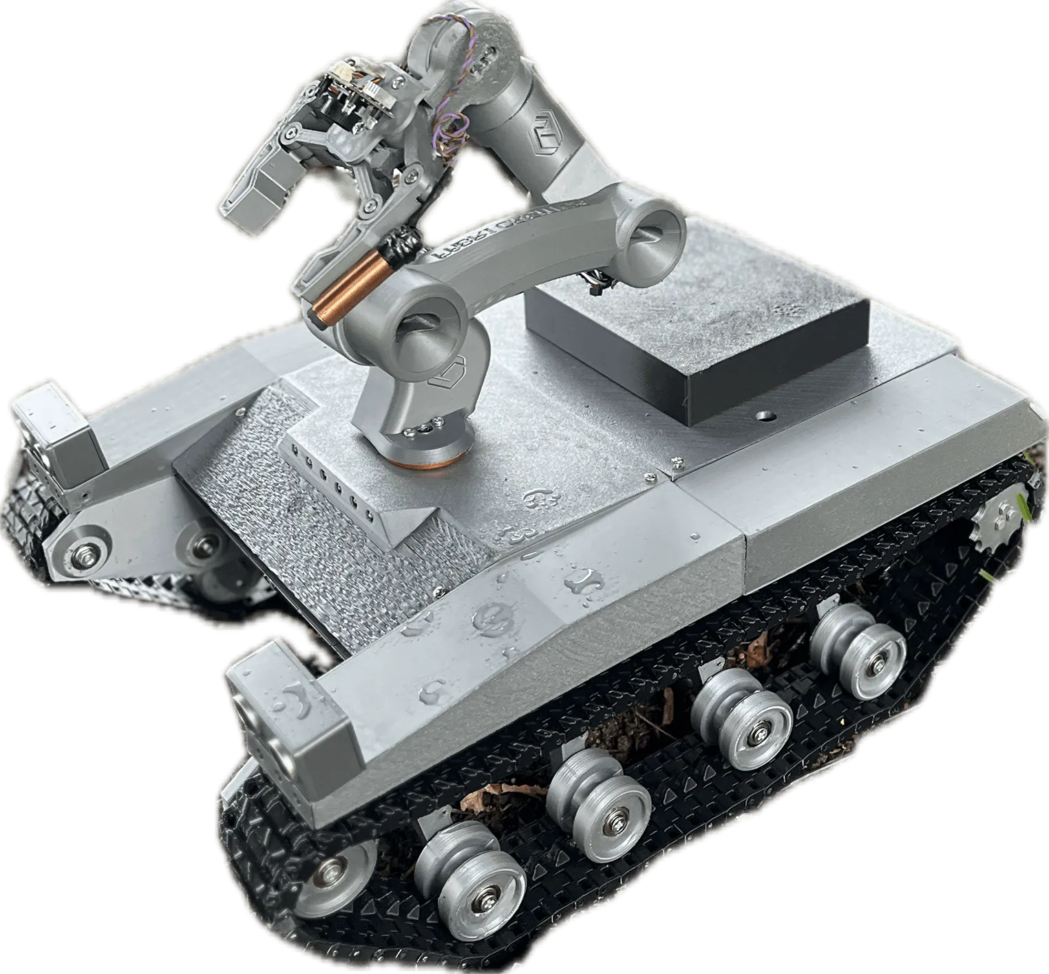 Sivi robot na gusenici sa pokretnom rukom i nekoliko točkova za kretanje.