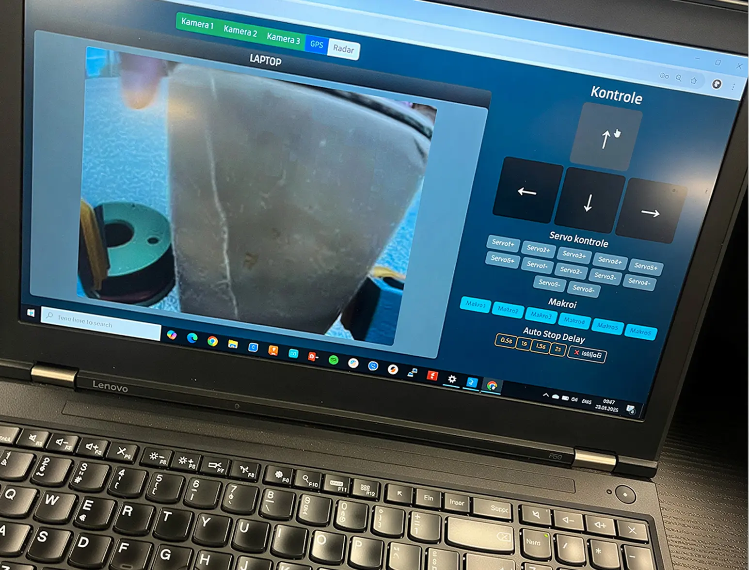 Lenovo laptop screen prikazuje GUI sa kontrolama za servo i makroe na srpskom jeziku.