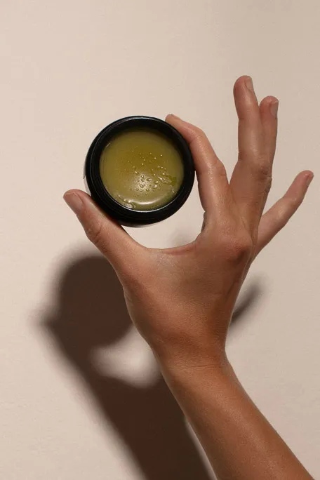 Unikátny čistiaci balzám Zuna prezentovaný v ruke.